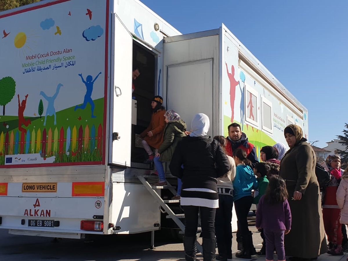 #Elazığ’da #deprem sonrası Mobil Çocuk Dostu Alanlarımızla milletimizin yanındayız. 🌙

#VarOlasınKızılay