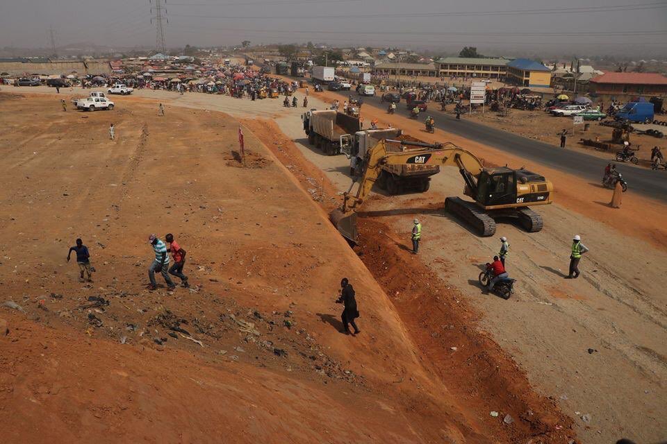 TheresaTekenah's tweet photo. The Hon Minister of Works and Housing, HE Babatunde Fashola, SAN, and others on inspection tour of the Dualization of Suleja-Minna Road, Phase 1 in Niger State, today 27/01/2020. 

#FGATWork
#NextLevelAgenda https://t.co/U6bemzDsG2