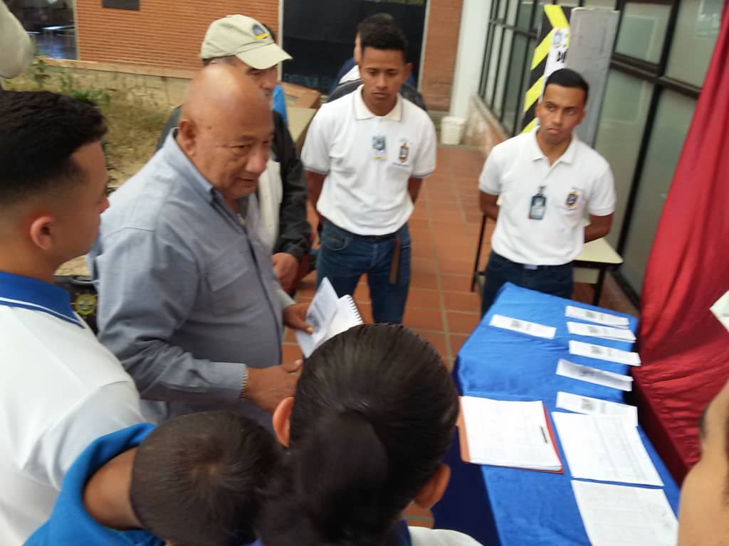 Nucleo_Miranda's tweet photo. Con motivo del cierre del Período Académico 2-2019, estudiantes de UNEFA #NúcleoMiranda Los Teques, realizaron Feria de Servicio Comunitario, autoridades del Núcleo estuvieron evaluando dicha actividad. @angiolillofp @unefa_ve @UNEFA_VRRC @marchahil https://t.co/5zUFqa5QZo