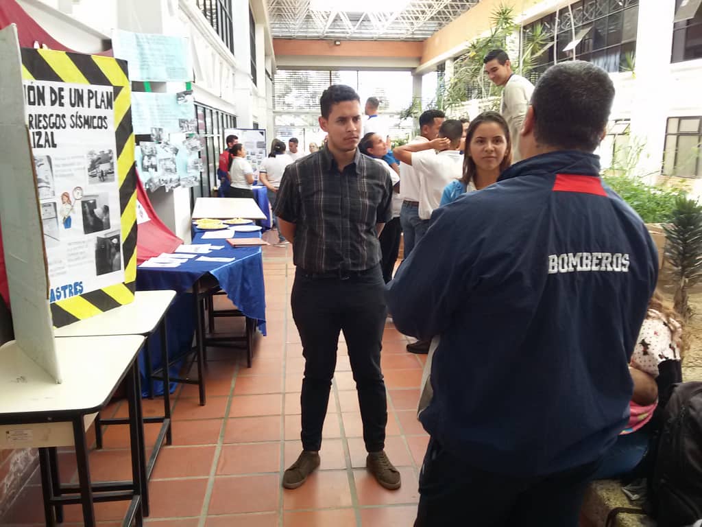 Nucleo_Miranda's tweet photo. Con motivo del cierre del Período Académico 2-2019, estudiantes de UNEFA #NúcleoMiranda Los Teques, realizaron Feria de Servicio Comunitario, autoridades del Núcleo estuvieron evaluando dicha actividad. @angiolillofp @unefa_ve @UNEFA_VRRC @marchahil https://t.co/5zUFqa5QZo