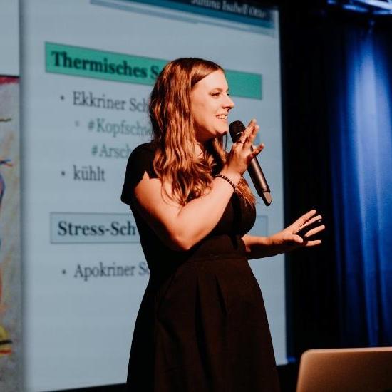 Heute stellen wir euch unsere erste #Slammerin vor!💥 Die Humanbiologin  <a href="/Ja_0t/">Janina Otto 💬</a> geht in ihrem #Vortrag der Frage nach, ob wirklich „Liebe in der Luft liegt“ – gibt es Pheromone oder nicht? Und welche Rolle spielen diese Duftstoffe wirklich bei Menschen und in ihrem Liebesleben?🧐