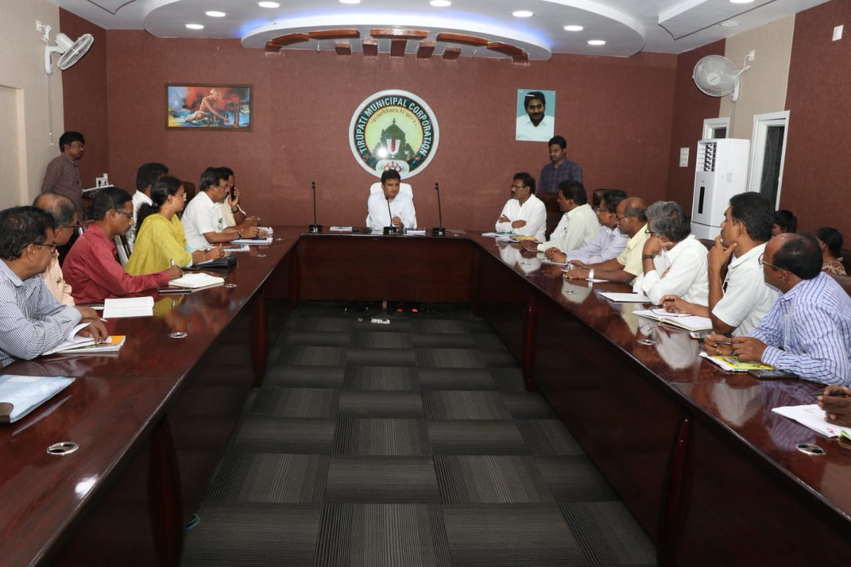MCTTirupati's tweet photo. నాడు-నేడు కార్యక్రమంలో భాగంగా పాఠశాలల్లో జరుగుతున్న పనుల పురోగతి పై ఇంజనీరింగ్, విద్యా శాఖ అధికారులతో వై.ఎస్.ఆర్. సమావేశ మందిరంలో సమీక్షిస్తున్న నగరపాలక సంస్థ కమిషనర్ గిరీషా.పి.ఎస్. ఐ. ఏ.ఎస్. గారు.

#Tirupati #TirupatiSmartCity #NaduNedu #apcm #chittoor #district https://t.co/WXnV26BUwq