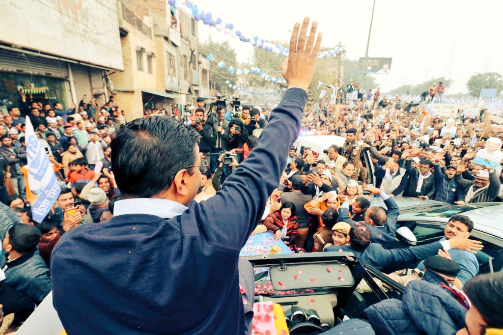 ArvindKejriwal's tweet photo. गांधी नगर विधानसभा में विशाल रोड शो। पूरे रास्ते हजारों लोग साथ चल रहे थे ... आम आदमी पार्टी को अभूतपूर्व समर्थन मिल रहा है। https://t.co/SWGpK5y6UO