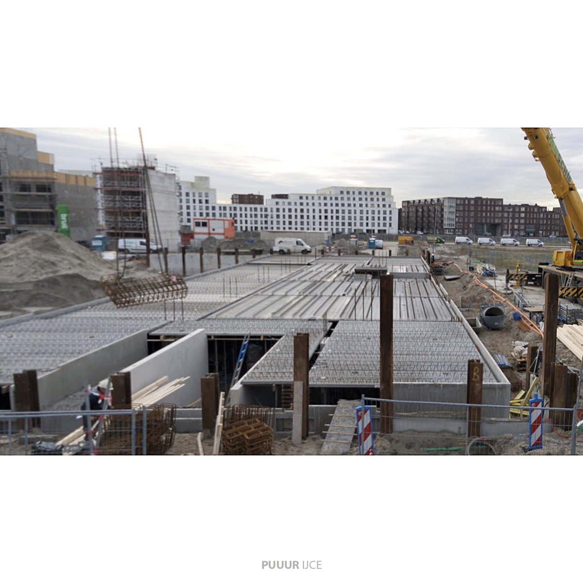 3 maanden na bouwstart, ligt de kelder en beganegrondvloer erin ! 
zelfbouw project PUUUR_IJCE met 25 duurzame, maatwerk koopwoningen met inpandige garage. #Centrumeiland #IJburg #Amsterdam #duurzaam #nieuwbouw #appartement @VinkBouw <a href="/atelier_PUUUR/">Atelier PUUUR</a>