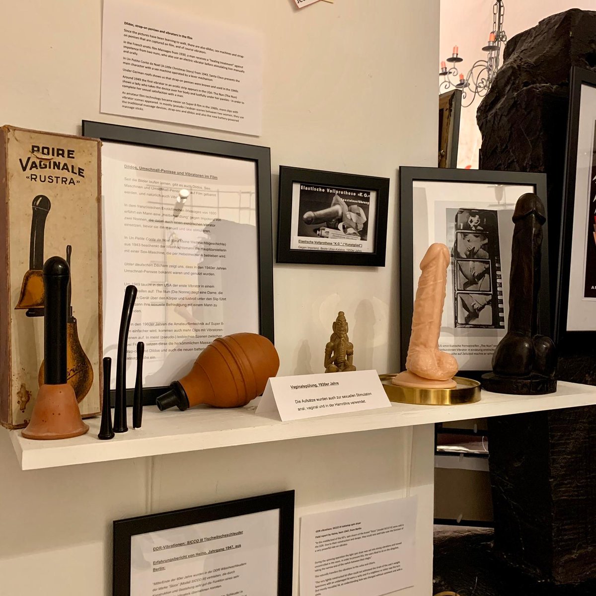Alles über Vibratoren im Wandel der Zeit erfahrt ihr bei uns. Die Plug + Play Ausstellung hat viel zu bieten - zum Anfassen und Lernen. 😋 😊 
.
.
.
#eroticartmuseum #eroticart #erotic #plugandplay #nadinebeck #ausstellung #exhibition #eroticexhibition #vibratoren #vibrators