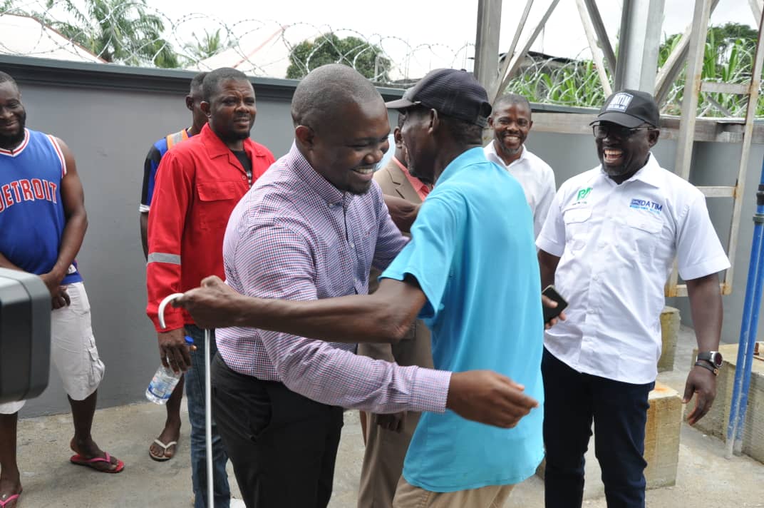 PromiseWaymedia's tweet photo. ENGR. Jack-Rich Tein Jr. JR. SHOWS PHILANTHROPIC GESTURE TO ELDER TAMUNOEMI GOLD.

The founder &amp; CEO of Belema Oil. Engr. Jack-rich Tein Jr. has Demonstrated another act of benevolent gesture to Elder Tamunoemi Gold, one of the survival musical icon in late Rex Lawson's music. https://t.co/QoVSQedj1v
