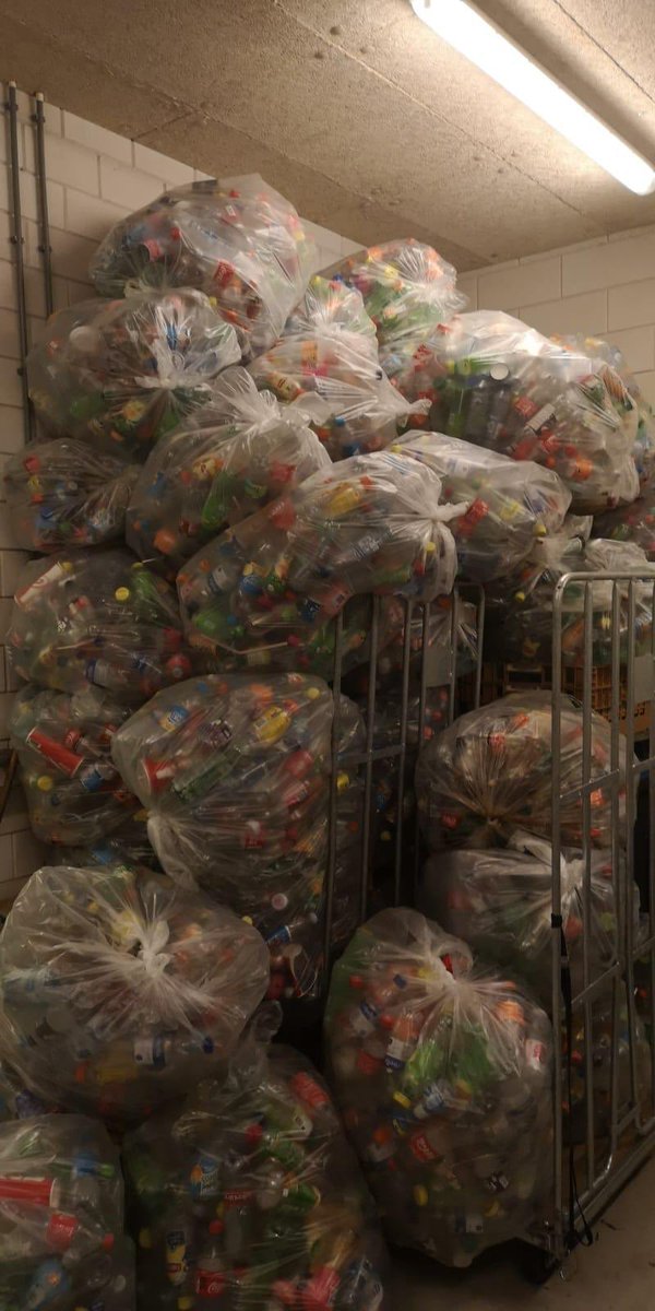Zelfs Groningen sluit aan.
Deze 30.000 lege petflesjes worden gerecycled.
Van afval naar grondstof met de plastic ambassadeurs.
<a href="/GemeenteEmmen/">Gemeente Emmen</a> <a href="/gem_groningen/">Gemeente Groningen</a> <a href="/Toolboxemmen/">Toolbox</a> <a href="/ProvDrenthe/">Provincie Drenthe</a> <a href="/cumapol/">Cumapol Polyester Upgrading</a>
