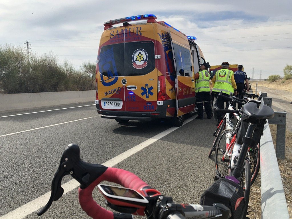 SAMUR_PC's tweet photo. ¿Sabrías como actuar ante un ciclista 🚴‍♀️ accidentado?

1️⃣ Proteger y señalizar la zona ⚠️
2️⃣ Alertar a los Servicios de Emergencia. 
3️⃣ Socorrer y ayudar a la víctima. 

#ConductaPAS Te dejamos más información que te será de ayuda 👉🏻https://t.co/EBF8ZzC0iW https://t.co/bdH3VNw4tk