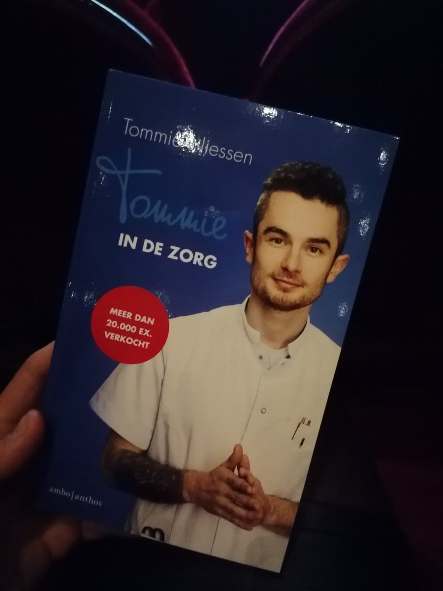 innovatormargit's tweet photo. Mede-Helmonder @tommieniessen vertelt over positieve aandacht vragen voor #geluksmomentjes #liefde in de zorg, technologie ter ondersteuning en de kracht van social media. Bedankt voor je boek, Tommie! #ehw2020 #ICThealth #Helmond https://t.co/0EEqxpRP1I