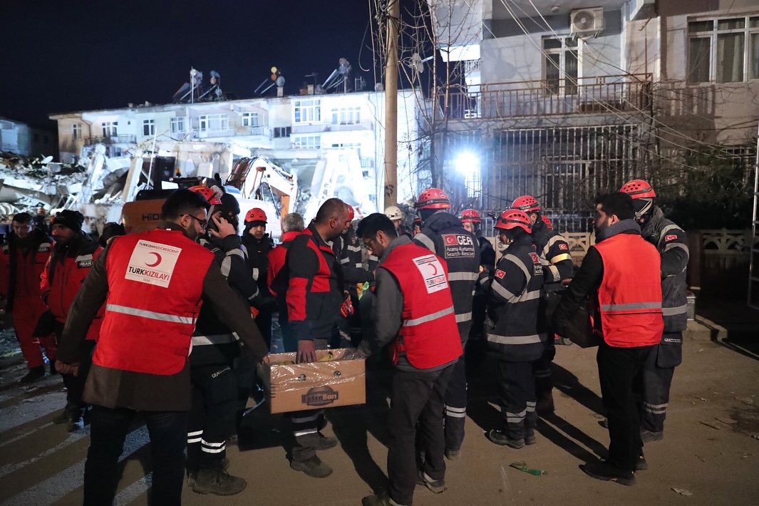 genckizilay's tweet photo. Gece gündüz demeden milletinin yanında.

 #VarOlasınKızılay https://t.co/kjtBDNQPPO