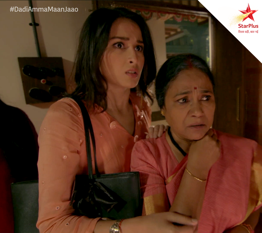 StarPlus's tweet photo. Mumbai ki flight ya Ajoba ki care? Help Anjali take a decision by sharing suggestions in comments.

#DadiAmmaMaanJaao https://t.co/qBHcO7NvqX