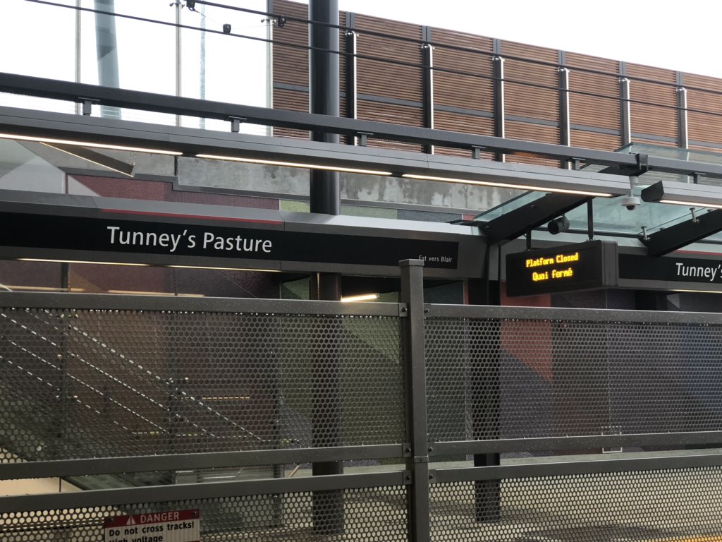 kath_sheridan's tweet photo. 8:40 AM, Monday January 27 - The #Tunneys #LRT station is operating with only 1 platform during the Monday morning rush hour 😳
#ottcommute
#otttraffic
@OttTransitRider
@OccTranspo https://t.co/BixdtJ20gT