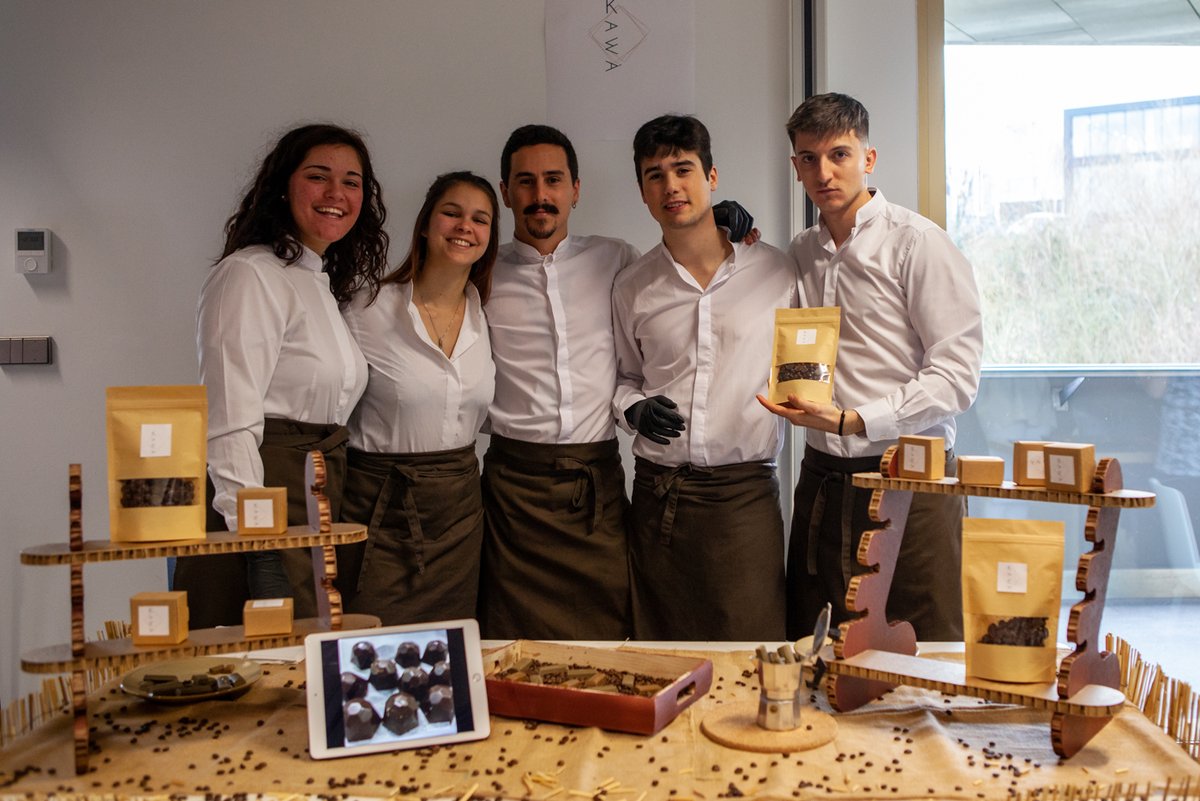 bculinary's tweet photo. Nuevos proyectos, nuevos productos, nuevas ideas… Un año más, la Feria Científica de los alumnos de 2º de grado ha llenado la sala de BCC de innovadores alimentos e ingeniosos artificios en un ejercicio de puesta en común y de presentación de proyectos innovadores. https://t.co/MYYbkMfeSH