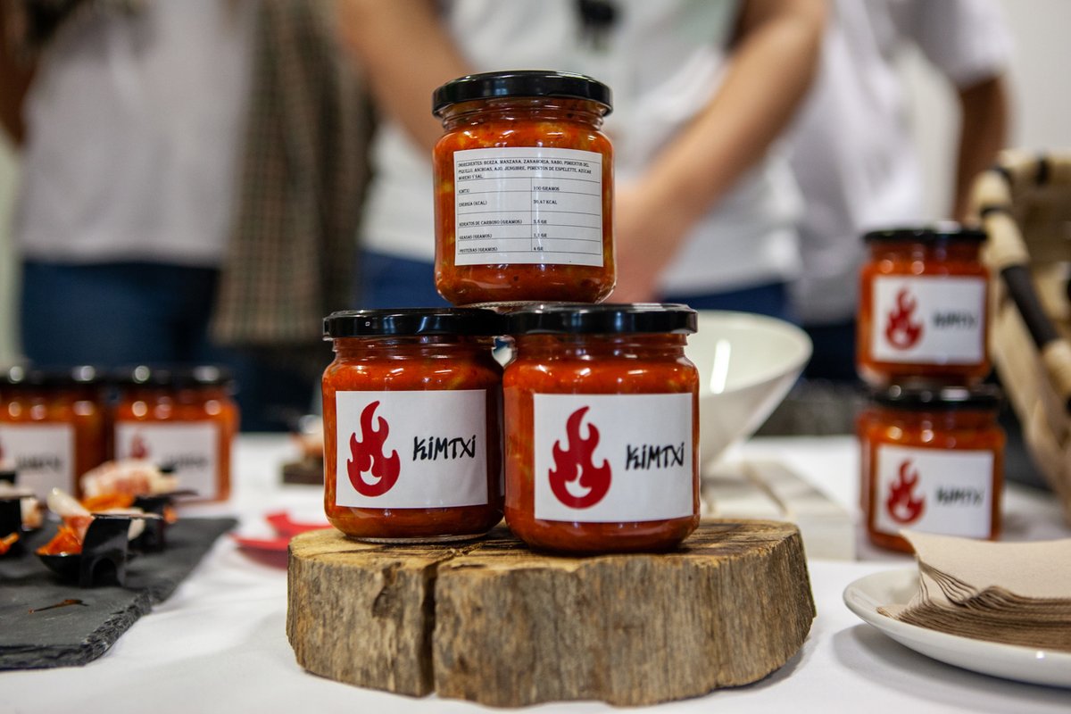 bculinary's tweet photo. Nuevos proyectos, nuevos productos, nuevas ideas… Un año más, la Feria Científica de los alumnos de 2º de grado ha llenado la sala de BCC de innovadores alimentos e ingeniosos artificios en un ejercicio de puesta en común y de presentación de proyectos innovadores. https://t.co/MYYbkMfeSH