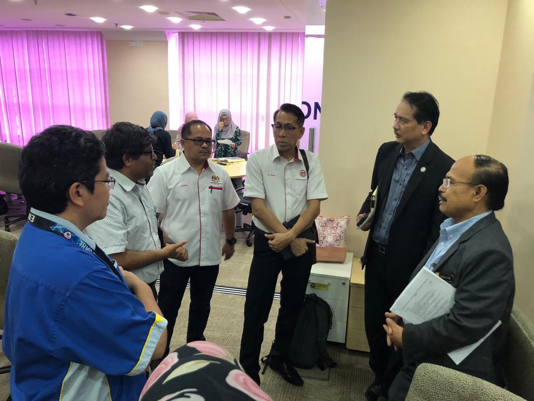 DrHirman's tweet photo. Crisis Preparedness &amp; Response Centre / CPRC di KKM Putrajaya bertindak sebagai pusat penyelarasan krisis kesihatan awam termasuk wabak &amp; bencana, bertugas 24 jam menjaga kepentingan rakyat, pakar perubatan kesihatan awam &amp; pakar2 lain sentiasa mencari jalan terbaik untuk negara. https://t.co/svybs6ExqH