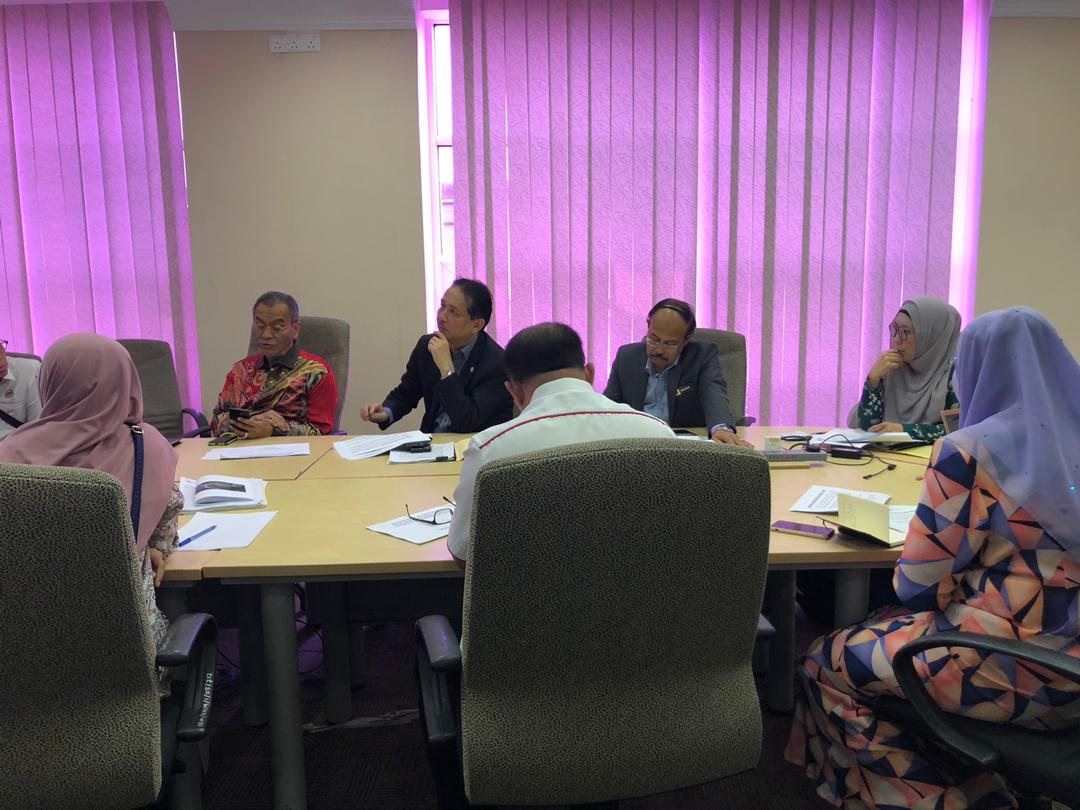 Crisis Preparedness &amp; Response Centre / CPRC di KKM Putrajaya bertindak sebagai pusat penyelarasan krisis kesihatan awam termasuk wabak &amp; bencana, bertugas 24 jam menjaga kepentingan rakyat, pakar perubatan kesihatan awam &amp; pakar2 lain sentiasa mencari jalan terbaik untuk negara.