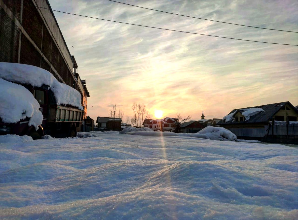 Waseemjourno's tweet photo. We flash victory signs in the darkness, so the darkness may glitter. ✌
#snowfallscenes #Snow #Kashmiri #kashmir_caged_paradise https://t.co/HrMYF8ZjqA
