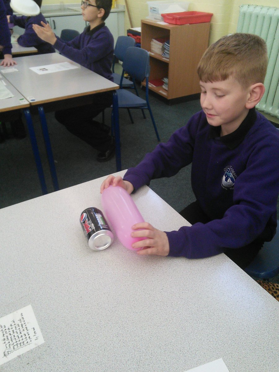 QuayYr5's tweet photo. This morning, Year 5 have used static electricity to make cans move, levitate bags, bend water, pick up pepper and give ourselves new hair styles. #lovelearning #learningisfun https://t.co/moMUqakm8L