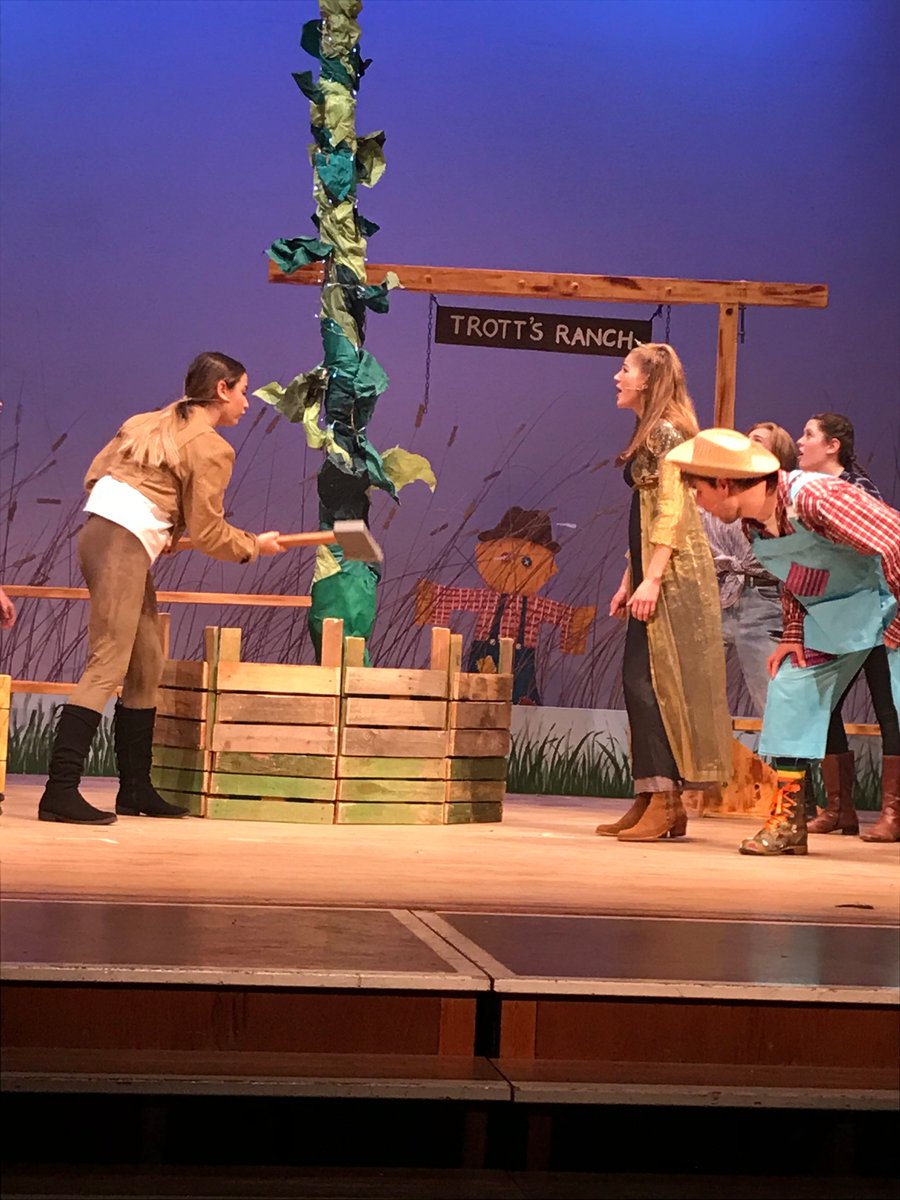 Week 1 in the #bean bag 3 shows to go before we get the chop #jackandthebeanstalk #lovepanto #dontmissout <a href="/roystoncrow/">Royston Crow</a> <a href="/TheListing/">thelisting</a> <a href="/RoyArtsFest/">Creative Royston</a> cadsroyston.org.uk