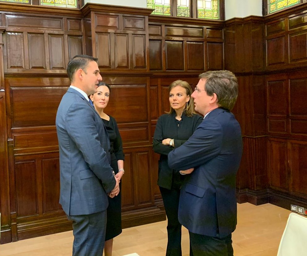 emuyshondt's tweet photo. En el Ayuntamiento de Madrid visitamos al Alcalde José Luis Martínez-Almeida y a la Secretaria General de la Unión de Ciudades Capitales Iberoamericanas, Almudena Maillo del Valle. En unos meses tendremos el gusto de recibirlos en San Salvador para una cumbre de Alcaldes. https://t.co/AHu8f8MElQ