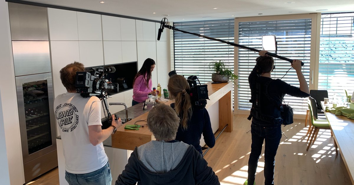 Loxone's tweet image. Vergangene Woche war ein Fernsehteam des Tschechischen Senders &quot;Česká televize&quot; bei uns im Showhome zu Besuch. 💚

Gedreht wurde ein Beitrag zum Thema &quot;Leben in einem automatisierten Gebäude vs. Leben in einem konventionellen Haus&quot; 😉

#Loxone #CreateAutomation