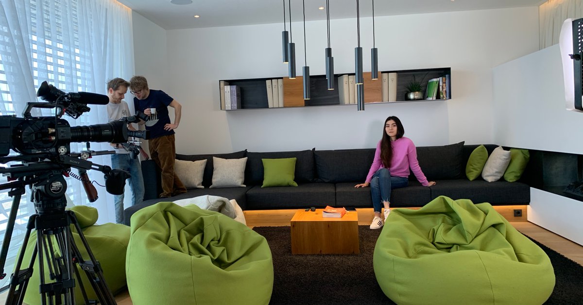 Loxone's tweet image. Vergangene Woche war ein Fernsehteam des Tschechischen Senders &quot;Česká televize&quot; bei uns im Showhome zu Besuch. 💚

Gedreht wurde ein Beitrag zum Thema &quot;Leben in einem automatisierten Gebäude vs. Leben in einem konventionellen Haus&quot; 😉

#Loxone #CreateAutomation