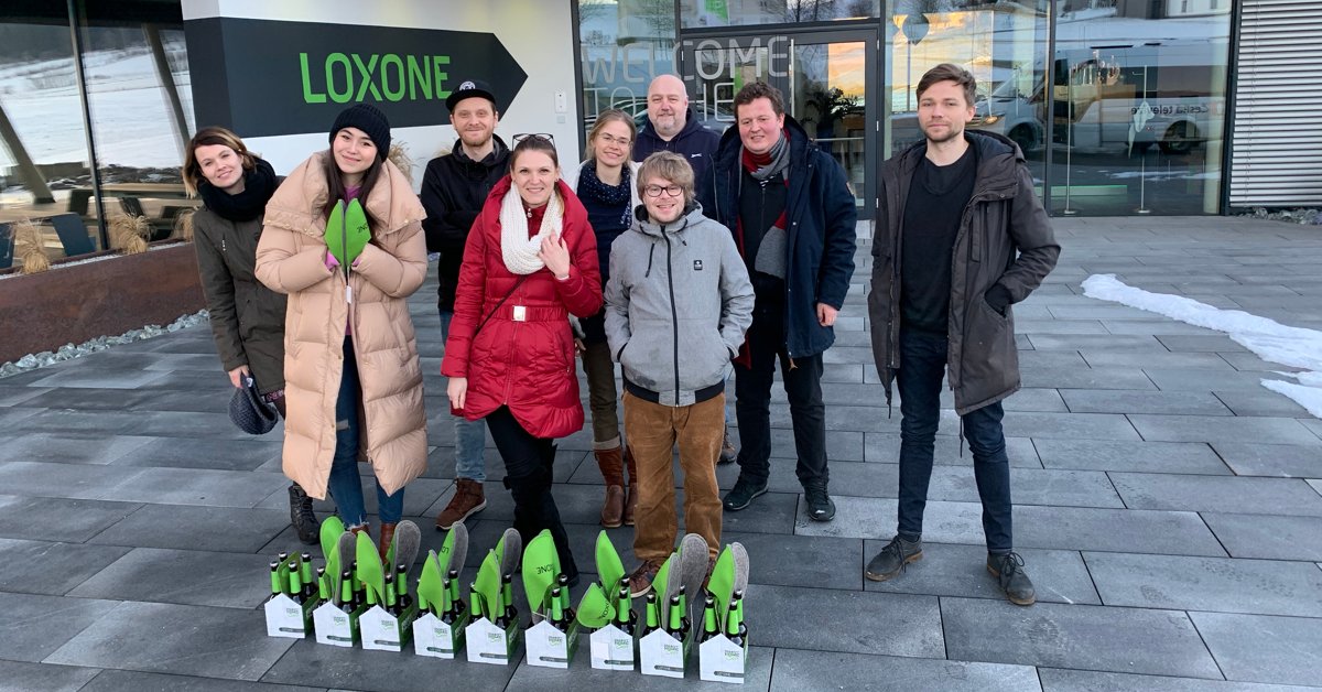 Loxone's tweet image. Vergangene Woche war ein Fernsehteam des Tschechischen Senders &quot;Česká televize&quot; bei uns im Showhome zu Besuch. 💚

Gedreht wurde ein Beitrag zum Thema &quot;Leben in einem automatisierten Gebäude vs. Leben in einem konventionellen Haus&quot; 😉

#Loxone #CreateAutomation