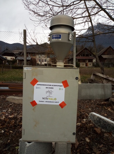 vitivalo's tweet photo. Expérimentation lancée en Combes de Savoie @Coeurdesavoie Etude du brûlage à l'air libre des déchets viticoles. C'est parti pour 3 semaines de prélèvement avec toute l'équipe VITIVALO du Laboratoire #LCME de @Univ_Savoie @f3Alpes @bleusavoie @LeDL73 @SavoieDepart @SavoieMontBlanc https://t.co/z9zjkcJnfb