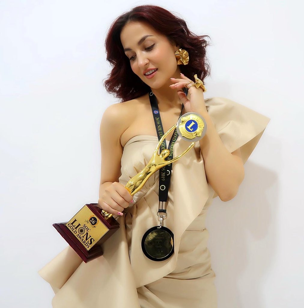ElliAvrRam's tweet photo. Extremely humbled &amp; grateful for the appreciation of my performance as Mrs. Sylvia Nanavati in The Verdict. Thank you Sol Lions Gold Awards for awarding me as the Glamorous face of the year.
🙏✨ Big thanku to @ektaravikapoor @ShahShashant @samarmumbaikhan for believing in me❤️ https://t.co/ol3nNlcKBU