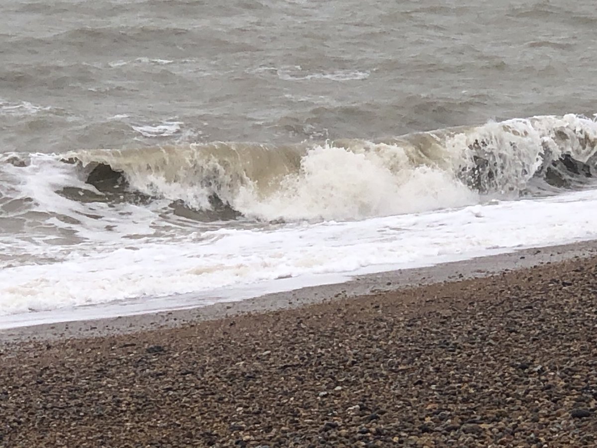 TrudyGolding1's tweet photo. Key Stage One are enjoying the big waves at beach school this afternoon. https://t.co/ptYZBHWSwS
