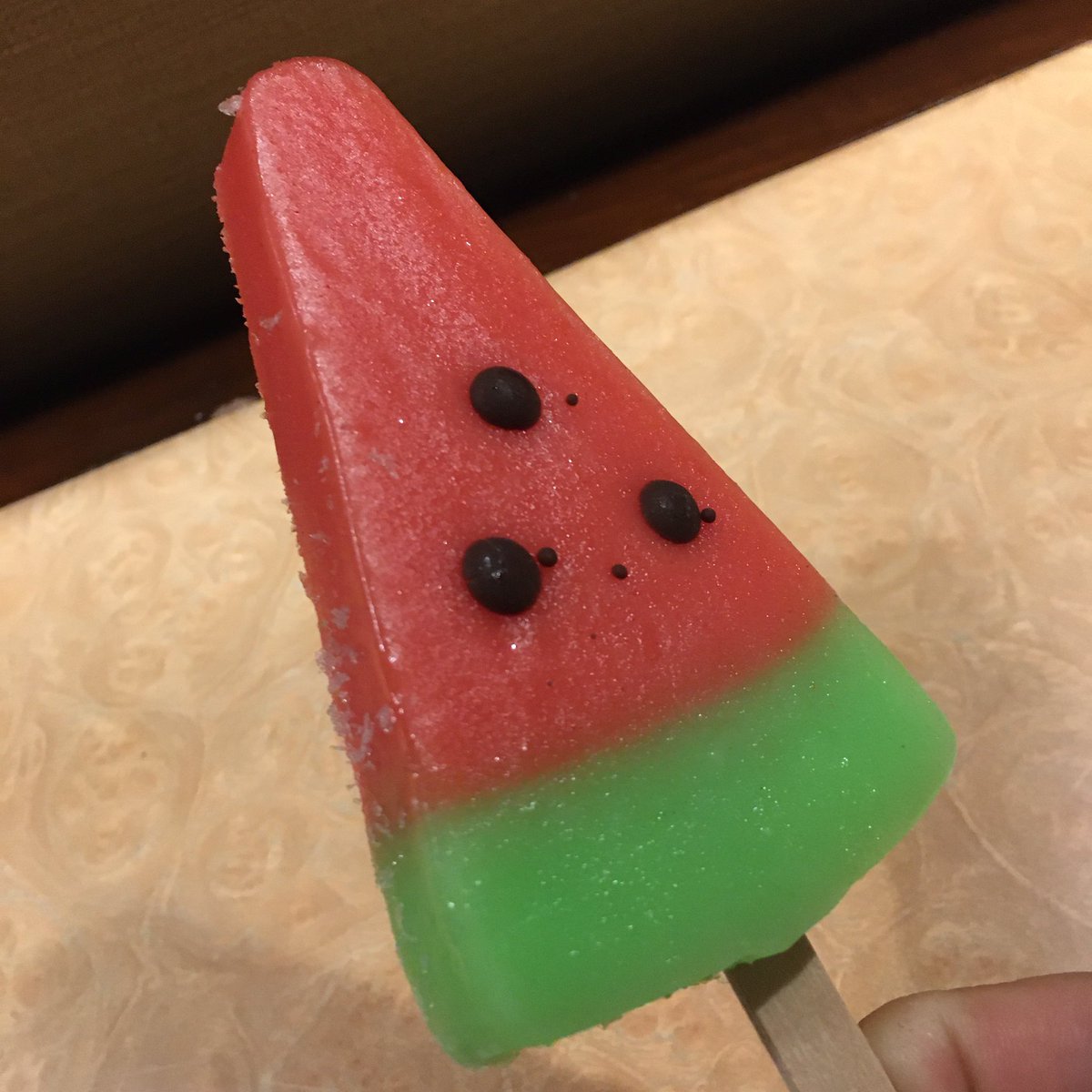 もりさと ロッテ スイカバーのパクリアイス タイの業者たくましいな と思いきや 作ってるのユニリーバかよ まぁ ロッテもグリコのポッキーパクってるし お互い様か