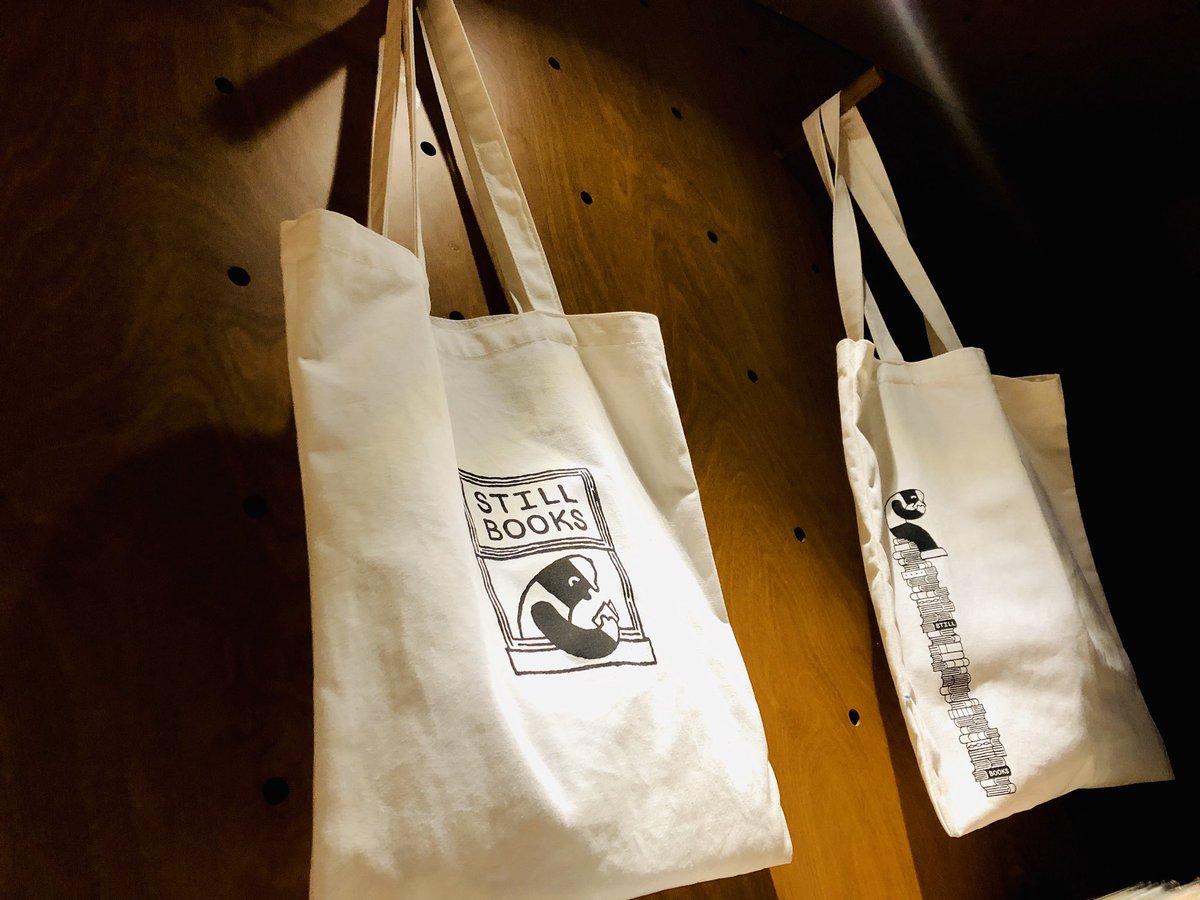 애정하는 책방. 한남동 스틸 북스. 예쁜책에 사랑스런 굿즈에 반듯하고 위트있는 문구류까지.갖고 싶고 보고 싶은것 모두 모아 놓은 보물섬같은 책가게.매거진B 한권과 펜을 사가지고 나왔다.한번 들어가면 여긴 빈 손으로 나올 재주가 없다.