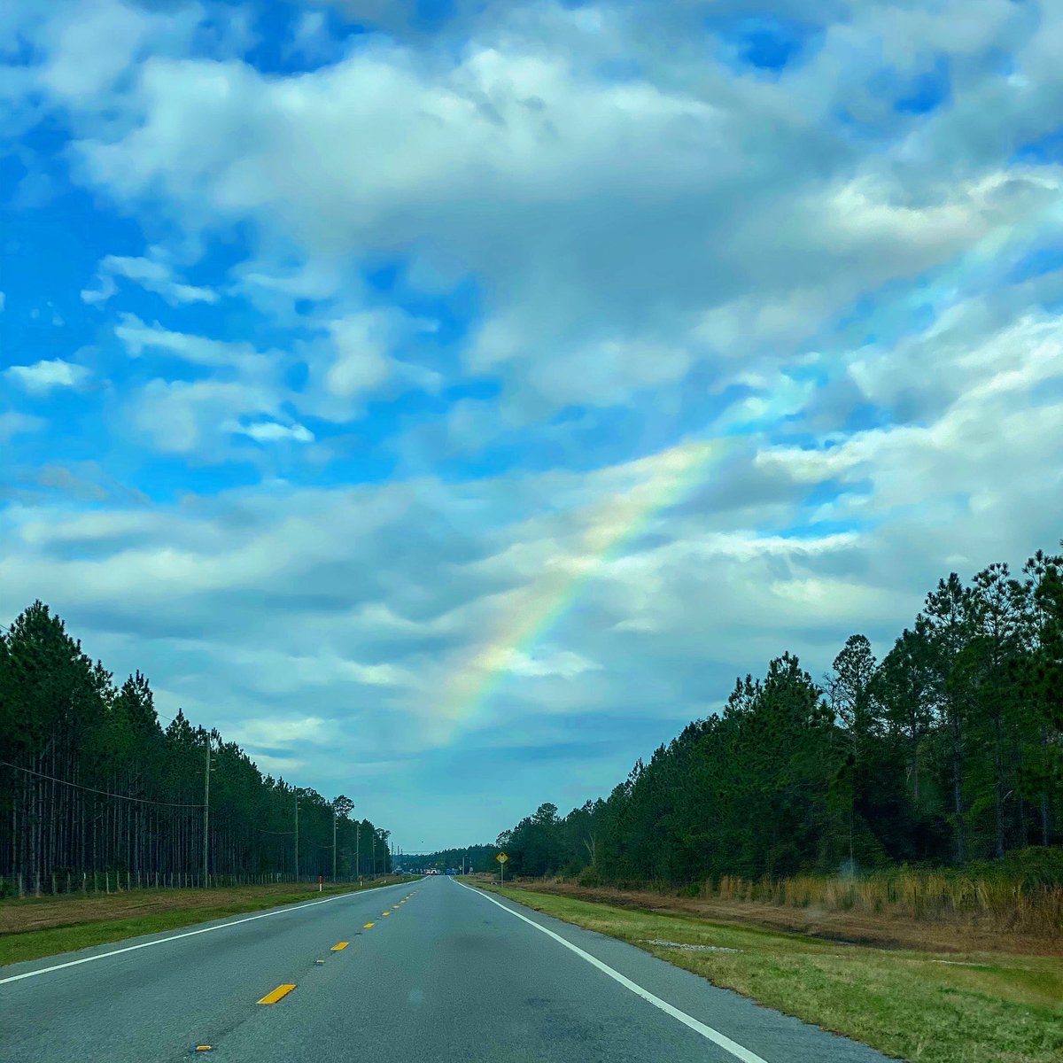 BackWoodRebel39's tweet photo. Happy Monday y’all! #rainbow #skyporn #brettmyersmusic #baptizedingasoline #mondaymotivation #monday #countryroads #country #music #countrymusic https://t.co/UStcejrLg1