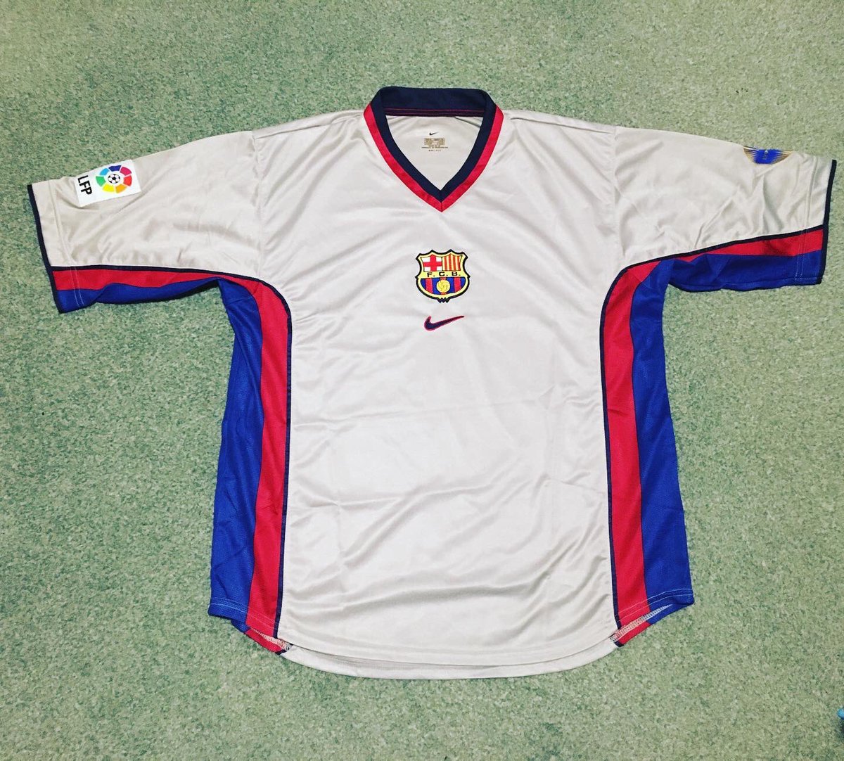 HunnersoT's tweet image. Rare vintage @FCBarcelona away centenary football shirt from 1999. 😍
#classicfootballshirts #kitcon2020 #vintage #retro #ForTheLoveOfFootball