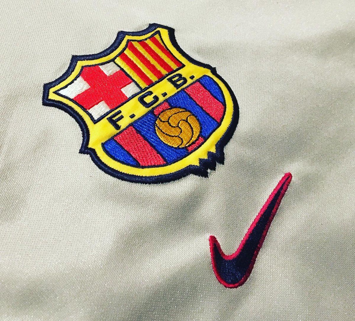 HunnersoT's tweet image. Rare vintage @FCBarcelona away centenary football shirt from 1999. 😍
#classicfootballshirts #kitcon2020 #vintage #retro #ForTheLoveOfFootball