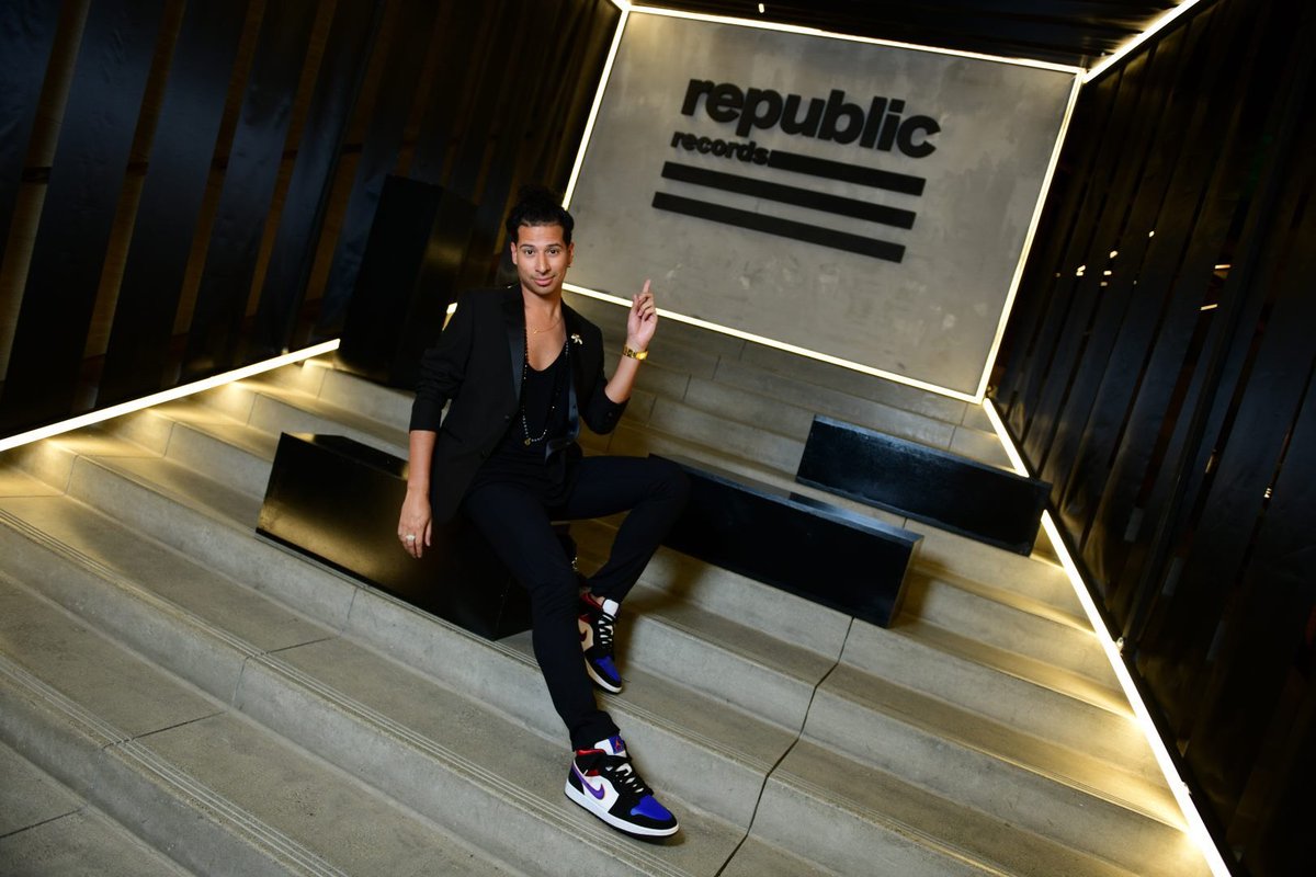 jPinNotes's tweet photo. #RepublicGrammys 2020 Thank you @RepublicRecords for having us.
.
Shout out to my coolest client ๐@iam_mardyny
.
Lovely meeting the wonderfully talented @SineadHarnett
#jPinNotes #PRLife #Grammys #ForTheCulture #CreatorsOfColor #MondayMotivation https://t.co/z1yeEIZN8j