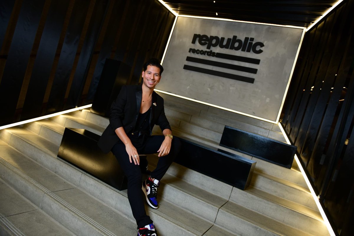jPinNotes's tweet photo. #RepublicGrammys 2020 Thank you @RepublicRecords for having us.
.
Shout out to my coolest client ๐@iam_mardyny
.
Lovely meeting the wonderfully talented @SineadHarnett
#jPinNotes #PRLife #Grammys #ForTheCulture #CreatorsOfColor #MondayMotivation https://t.co/z1yeEIZN8j