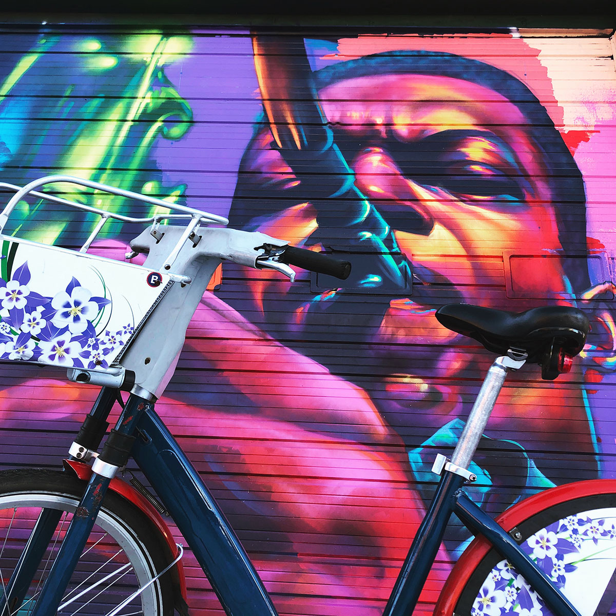 DenverBikeShare's tweet photo. Play us out, John Coltrane. Thanks to the incredible @detour303 for yet another awesome and colorful piece. #MuralMonday 🎷 https://t.co/M9L7cwNkpl