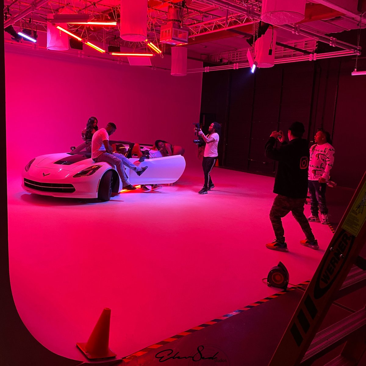 BTS video shoot @childsplaykidd feat. @officialkeakdasneak
.
Shooter: @g__merky
.
Director:<a href="/cobracutz/">Cobracutz</a>

#sacramentostudio #videoshoot #sacramentomedia #creative #newmusic #recordingstudio #cinematography #cinematographer #model #sacramentorecordingstudio #bayareamusic #fogmachine
