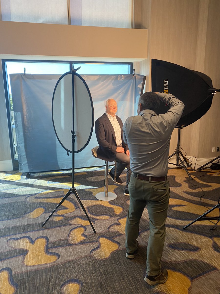 VistageC's tweet photo. Stop by the photo booth for new headshots! #chairworld2020 #chairworld https://t.co/rs59R9rZ8C