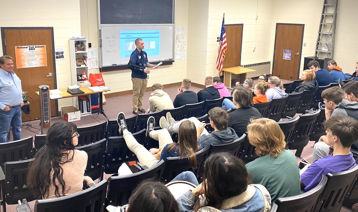 KennethCHenning's tweet photo. Thanks @rfischer45327 for having me speak w/ NationalTrailHS seniors!“Youth at the Booth”will be great for #PrebleCounty students to learn about OH elections.OH BoardsofElections need PrecinctElectionOfficials-sign up to work⤵️https://t.co/AOMIO8xT9s
#OHSOSLaRose🗳 @FrankLaRose https://t.co/phuoAvPJVo