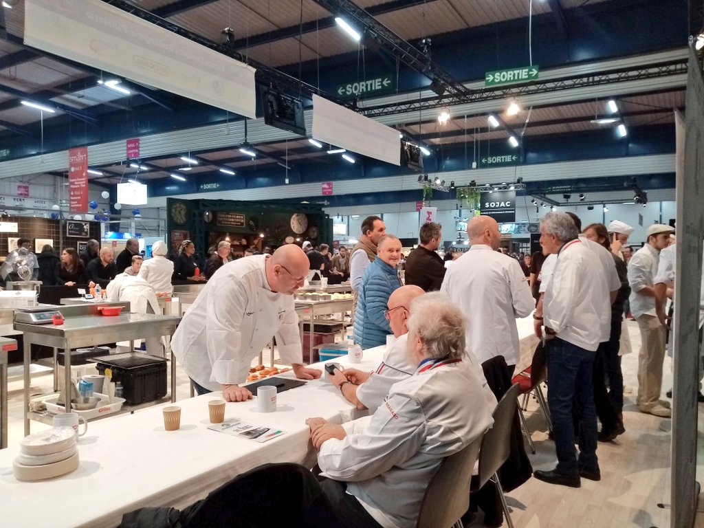 Lautreamont65's tweet photo. #Smarht Salon des Métiers de l'Alimentation et de l'Hôtellerie-Restauration Toulouse 2020. Concours de la meilleure chocolatine !! BRAVO à Anthony Carrière 3ème sur le podium pour avoir défendu les couleurs de son ancien Lycée🎖🎖🎖 @actoulouse @DSDEN65 #voiepro https://t.co/PpTMh7XbFe