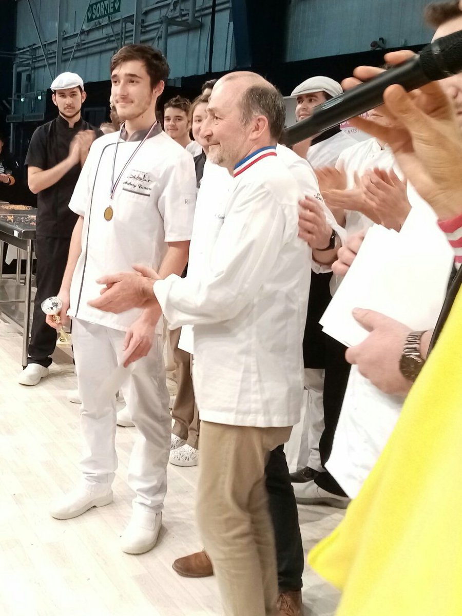 Lautreamont65's tweet photo. #Smarht Salon des Métiers de l'Alimentation et de l'Hôtellerie-Restauration Toulouse 2020. Concours de la meilleure chocolatine !! BRAVO à Anthony Carrière 3ème sur le podium pour avoir défendu les couleurs de son ancien Lycée🎖🎖🎖 @actoulouse @DSDEN65 #voiepro https://t.co/PpTMh7XbFe