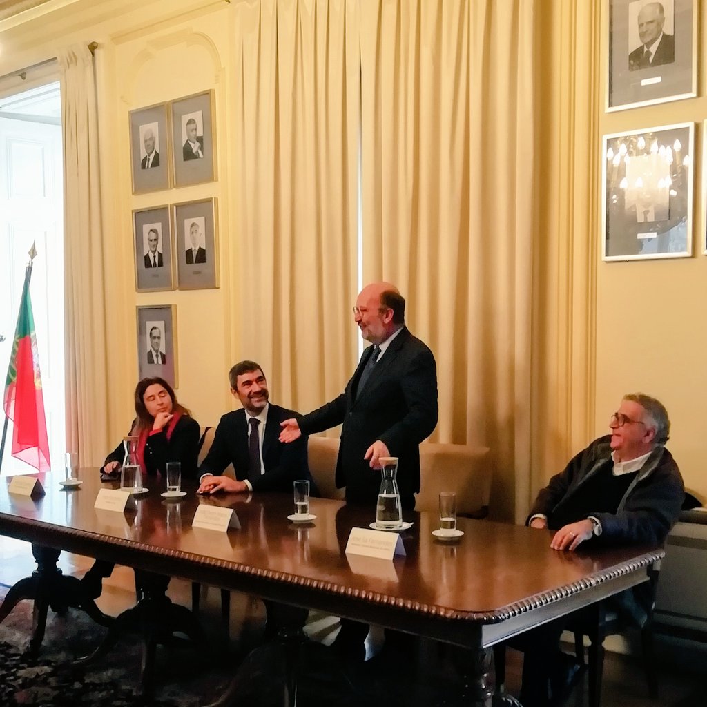 ambiente_pt's tweet photo. Foi hoje inaugurado na Av. da Liberdade o primeiro de 200 #bebedouros, projeto da #EPAL, #CML e #GEOTA. Mais modernos e inclusivos, preparados para #crianças, adultos, pessoas com #mobilidade reduzida e #animais, pretende-se que incentivem o consumo de #água da rede #pública. https://t.co/9jqGE3Htar
