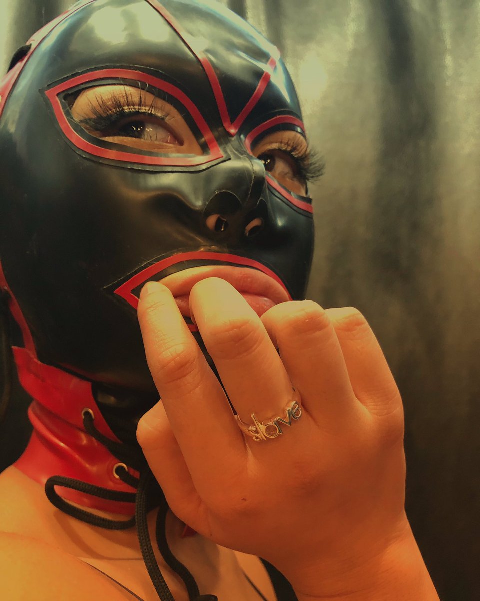 demaskdtla's tweet photo. Who doesn’t love a good fitting cat eye hood? https://t.co/TrV99q1CZe