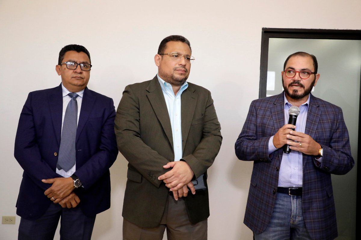 mnoticiashn's tweet photo. #FONAC La junta directiva del #FONAC nombra como nuevo  secretario ejecutivo del órgano a #OmarRivera informaron al término de la reunión. https://t.co/dBxtVc3Dj4