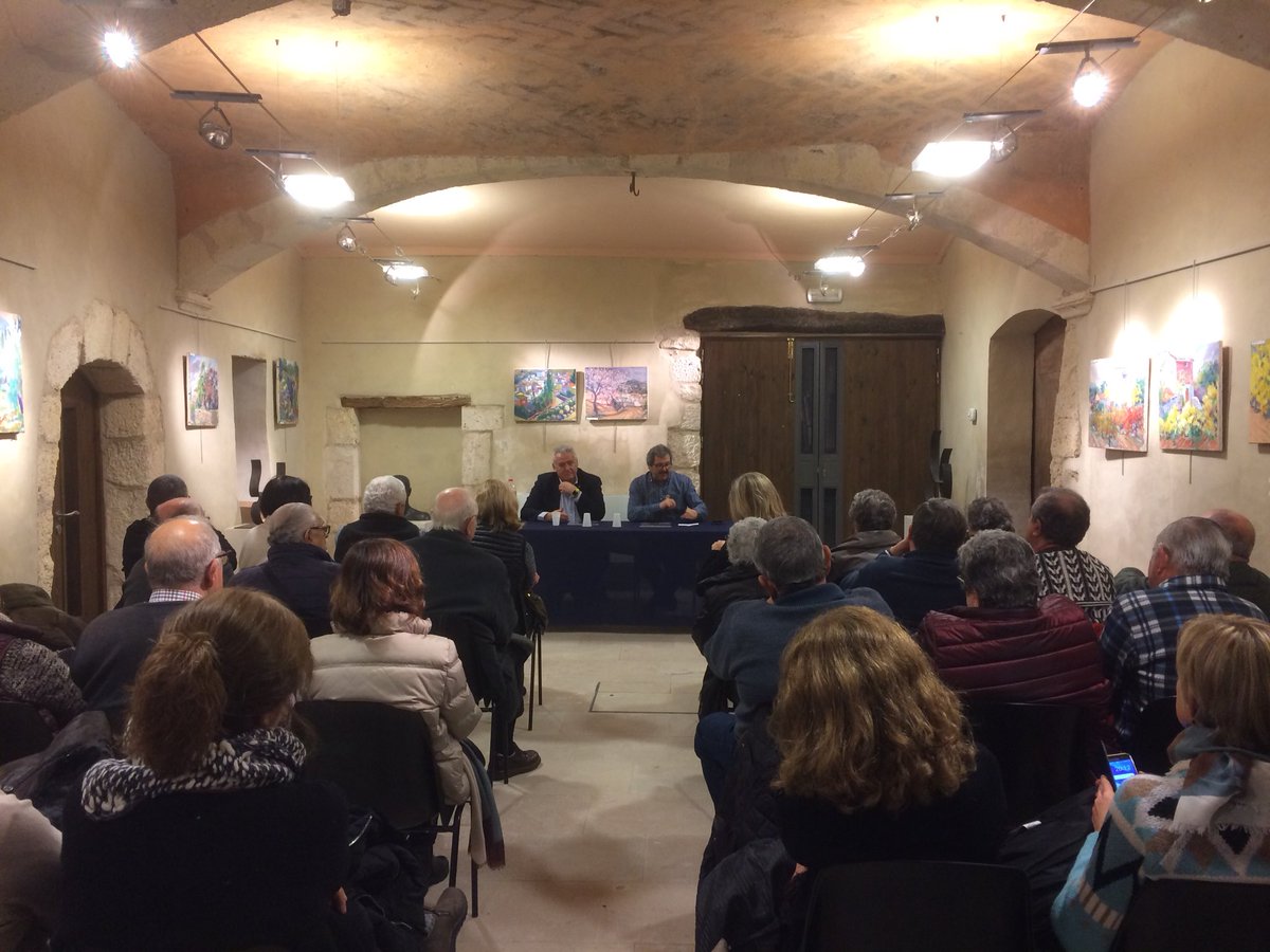 ballsantcrist's tweet photo. ‘#Salomó: la casa Nin, el #SantCrist i el #BallParlat’ és un dels interessants articles que publica l’últim número de la revista @CiPaisatge. Ens l’han presentada el seu director, @jmrovira, i l’historiador i alcalde @Ajunt_Salomo, Antoni Virgili. Consulta-la al PL #CalCadernal. https://t.co/X0QQMpFvIc