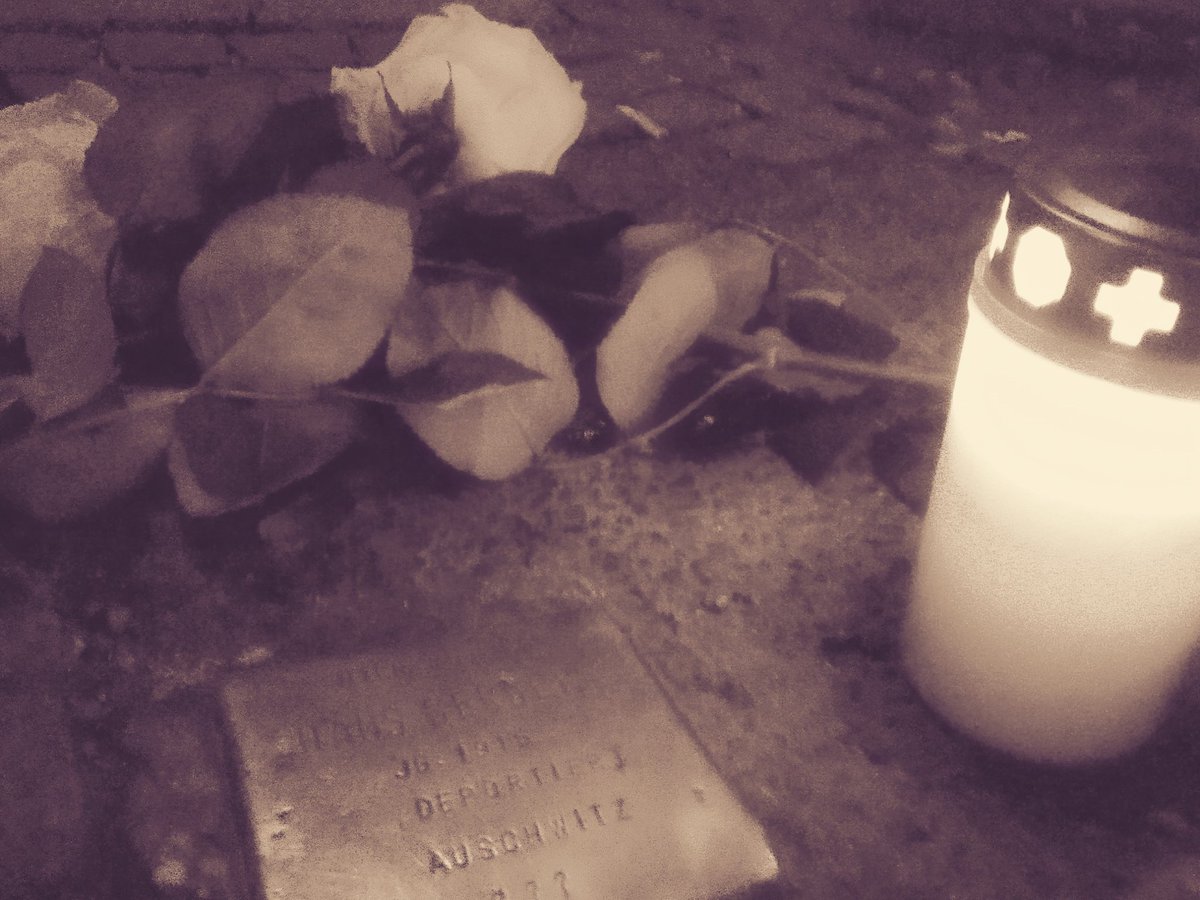 Heute, am 75. Jahrestag der Befreiung von Auschwitz, gedenkt unser Haus allen ermordeten Jüdinnen und Juden. 
Im Besonderen an Hans Berger, der einst in unserem Haus wohnte und am 18. Feb. 1943 im KZ Auschwitz ermordet wurde
#WeRemember #OnThisDay #Auschwitz75 <a href="/AuschwitzMuseum/">Auschwitz Memorial</a>