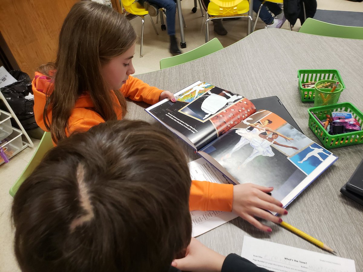 SOESlibrarylady's tweet photo. These #fifths exploring @ALA_CSKBA books looking for tone through illustration and text. #bcpslms #readthepictures #thinkdeeper @FortkampBre @SevenOaksOwls https://t.co/F4CtoREoXM
