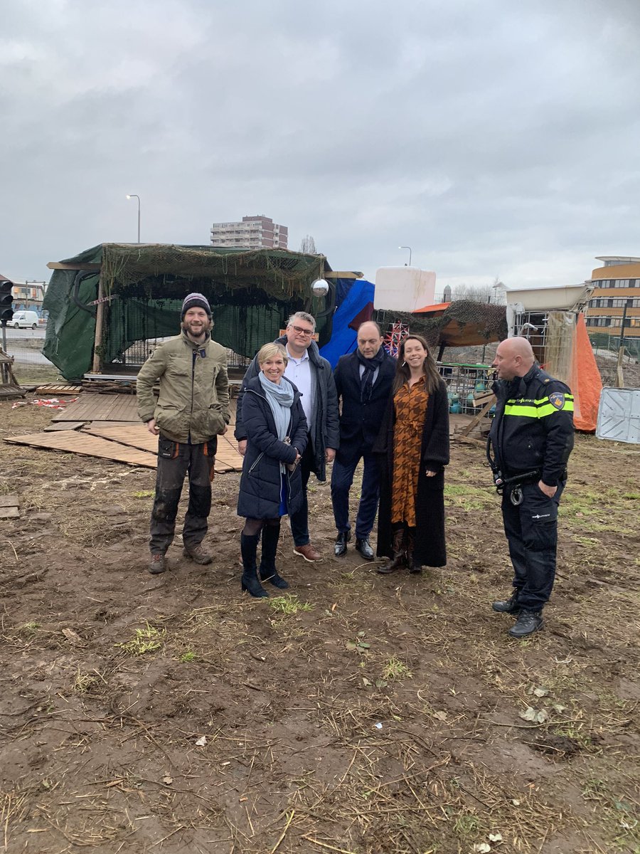 phsnijders's tweet photo. Op werkbezoek met wethouder @edanker en wijkagenten @RobMeijer2 en @janwitte #kamperpoort #veerallee #hanzeland Ook veel ruimte voor creativiteit #cultuurwerkplaatsR10 en #kattegat festival https://t.co/QoSjySFvJR